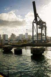Image du Maroc Professionnelle de  Le port et la ville de Casablanca au premier plan les cales du môle Tariq et les quais pour conteneurs gérés par les services de l'ODEP, au fond les buildings du centre ville de Casablanca. 31 Décembre 2003. ((Photo / Abdeljalil Bounhar)